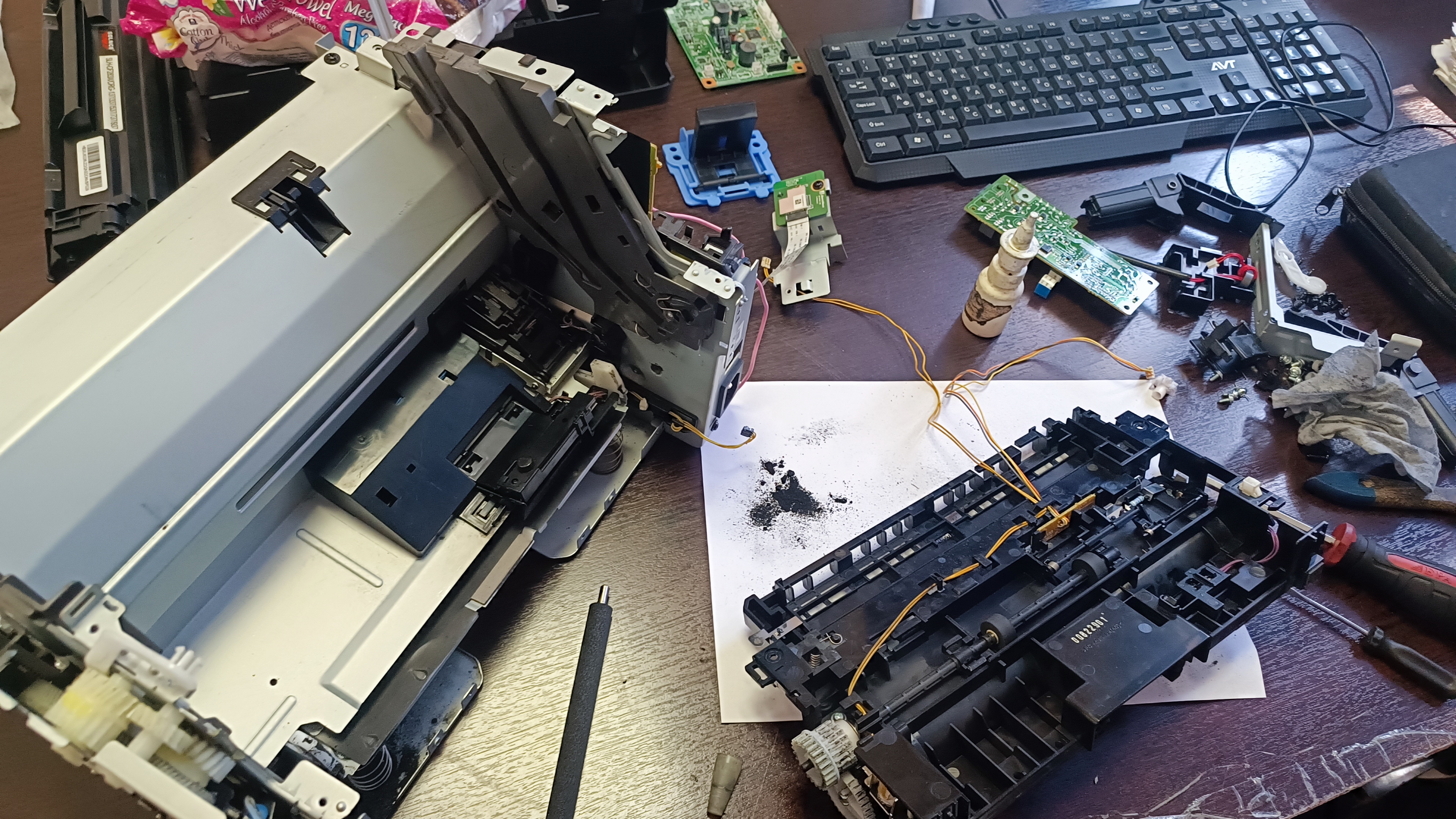 Чистка блока лазерной оптики (LSU) в принтере. Устраняет бледную печать и возвращает насыщенность.