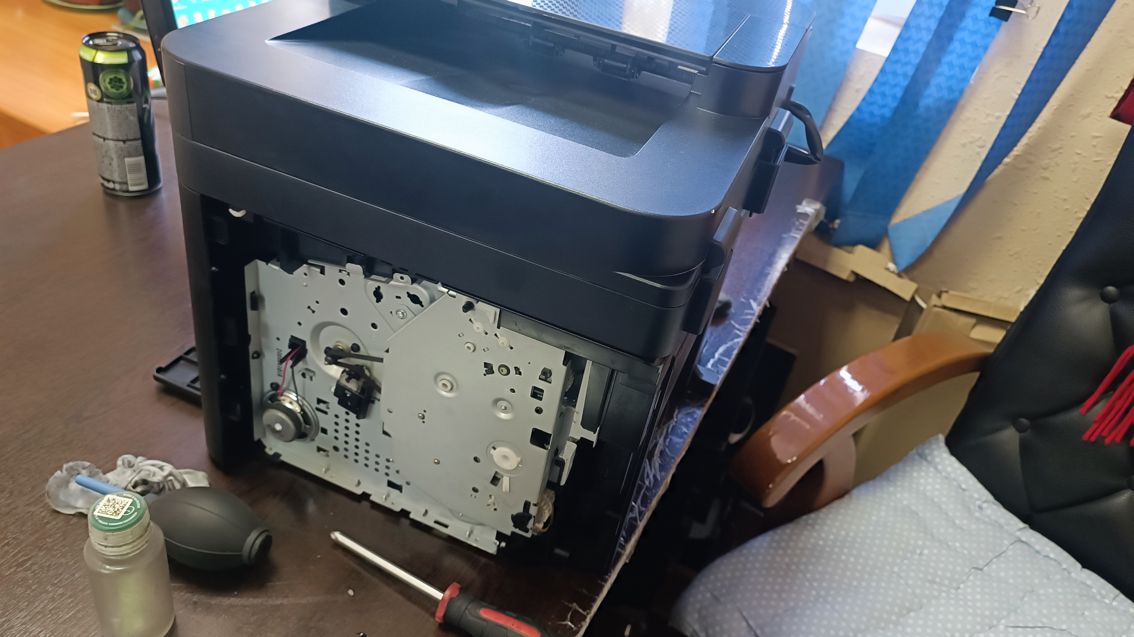 Полная разборка МФУ для комплексной профилактики. Аккуратная работа с каждым компонентом — залог успешного ремонта.